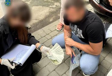 Во Львове накрыли тещу экс-прокурора с целой сумкой денег: чем она занималась (фото)