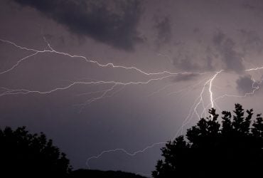 Молнии чаще всего бьют в небо, которое является загрязненным, - исследование