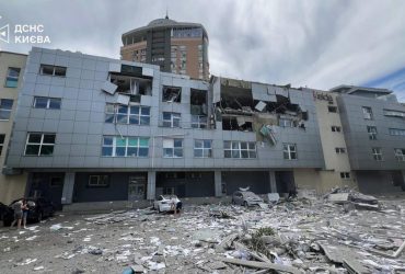 Повторна атака на Київ: росіяни поцілили по пологовому, є жертви