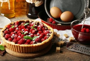 Роскошный летний десерт: открытый пирог со свежей малиной и заварным кремом