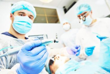 Протезування та імплантація зубів: методи, вартість та фактори ціноутворення