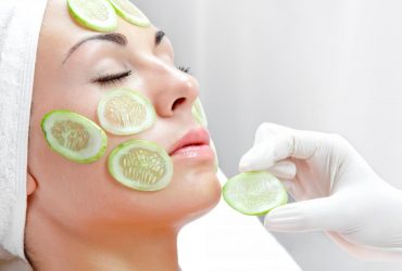 Что делает огурец для лица: косметологи объяснили, как это работает