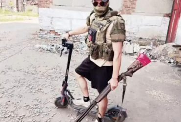 Вооруженные оккупанты передвигаются на электросамокатах (фото)