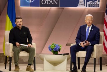 Байден може захистити Україну від Трампа: The Atlantic назвали три важливі кроки