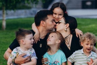 Сім'я ведучого Мірошниченка потрапила у халепу дорогою на Крит (фото)
