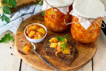 Даже баночки не останется: консервированные кабачки с овощами и соусом Теткин салат