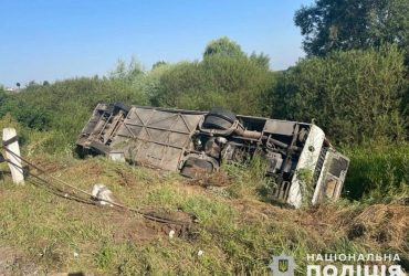 Автобус із паломниками з'їхав у кювет і перекинувся: люди з переломами - у лікарні (фото)