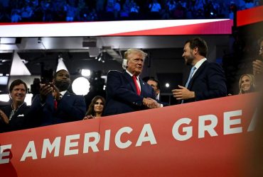 Трамп приїхав на з'їзд республіканців з великою пов'язкою на вусі (фото)