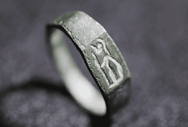 В Израиле нашли древнеримское кольцо с гравировкой