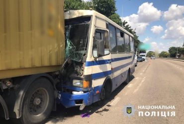 В Одессе маршрутка врезалась в грузовик, много травмированных: названа причина
