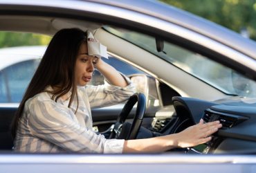 Названо 3 речі, які не можна залишати в автомобілі під час спеки