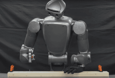 Робота-гуманоида научили точно забивать гвозди: чем он может быть полезен (видео)