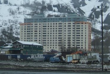 Одна многоэтажка на всех: как живет самый изолированный город Америки (фото)