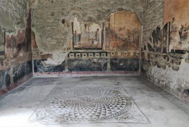 Туристу грозит огромный штраф за кражу камней из Помпей