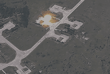 Повітряні сили показали, як окупанти ракетами б'ють по макетах стоянок літаків (відео)