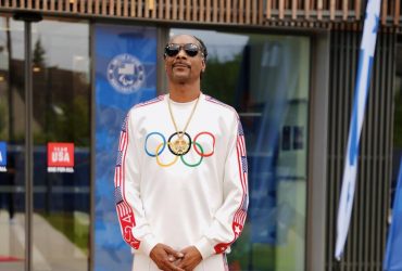 Рэпер Snoop Dogg пронес олимпийский огонь в Париже (видео)