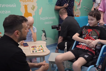 Зеленський з дружиною відвідали Охматдит (фото, відео)