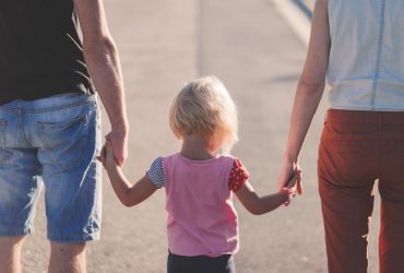 Що не можна говорити батькам, які мають лише одну дитину: названо 5 речей