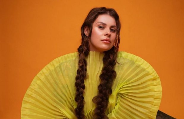 "Знадобилось багато років, щоб полюбити себе": солістка KAZKA похизувалася формами (фото)