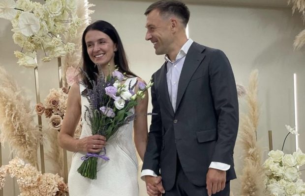 Известная украинская телеведущая официально вышла замуж после 18 лет отношений (фото)
