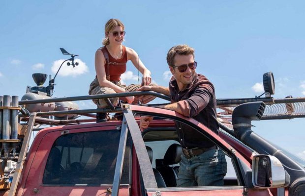 Нові мисливці за торнадо Дейзі Едґар-Джонс і Ґлен Павелл: огляд фільму-катастрофи "Смерчі"