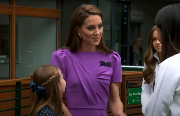 Кейт Міддлтон у яскравому образі з'явилася на публіці зі своєю донькою Шарлоттою