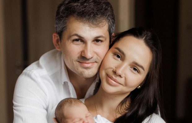 "Татова квіточка": дружина Жені Кота показала зворушливі фото з виписки з пологового