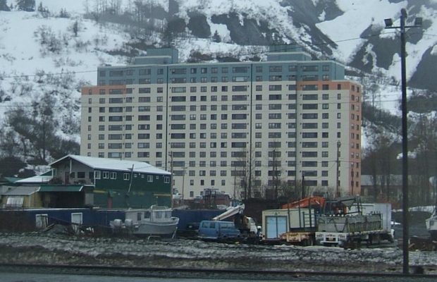 Одна багатоповерхівка на всіх: як живе найбільш ізольоване місто Америки (фото)