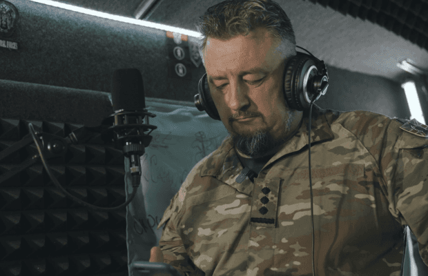 Герой України заспівав щемливу пісню для сина у проєкті "Фронтова студія" (відео)