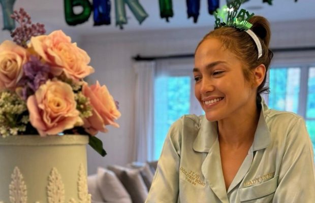 Бена Аффлека не було: Дженніфер Лопес гучно відсвяткувала ювілей у стилі "Бріджертонів"