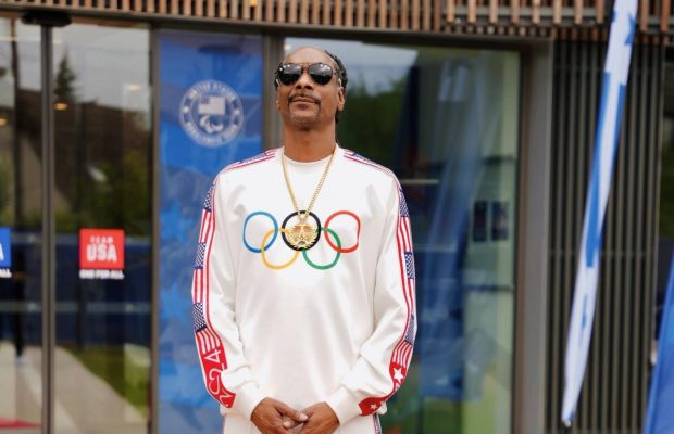 Репер Snoop Dogg проніс олімпійський вогонь у Парижі (відео)