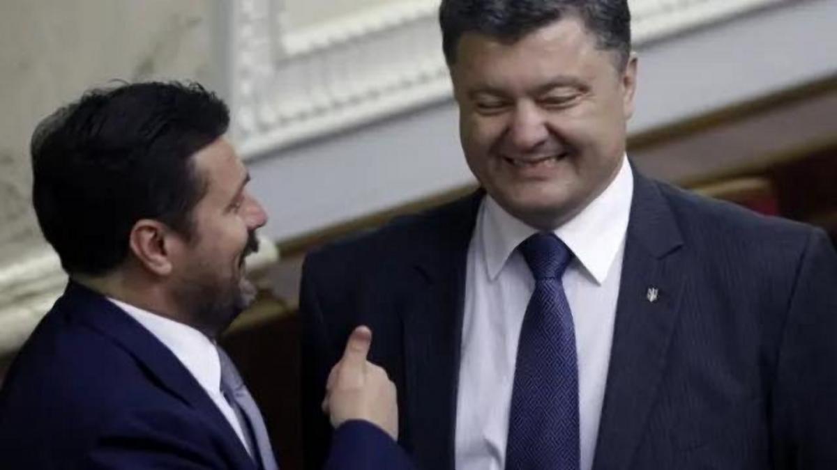 Порошенко не препятствовал Деркачу в координировании агентурной сети в Украине в обмен на ведение бизнеса в РФ, - блогер Порошенко не препятствовал Деркачу в координировании агентурной сети в Украине в обмен на ведение бизнеса в РФ, - блогер