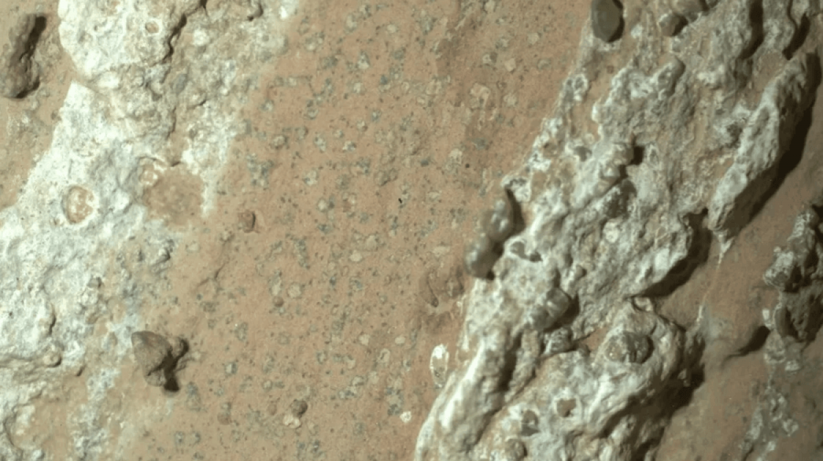 Марсохід виявив стрілоподібну породу, названу водоспадом Чевая / фото NASA Марсохід виявив стрілоподібну породу, названу водоспадом Чевая / фото NASA