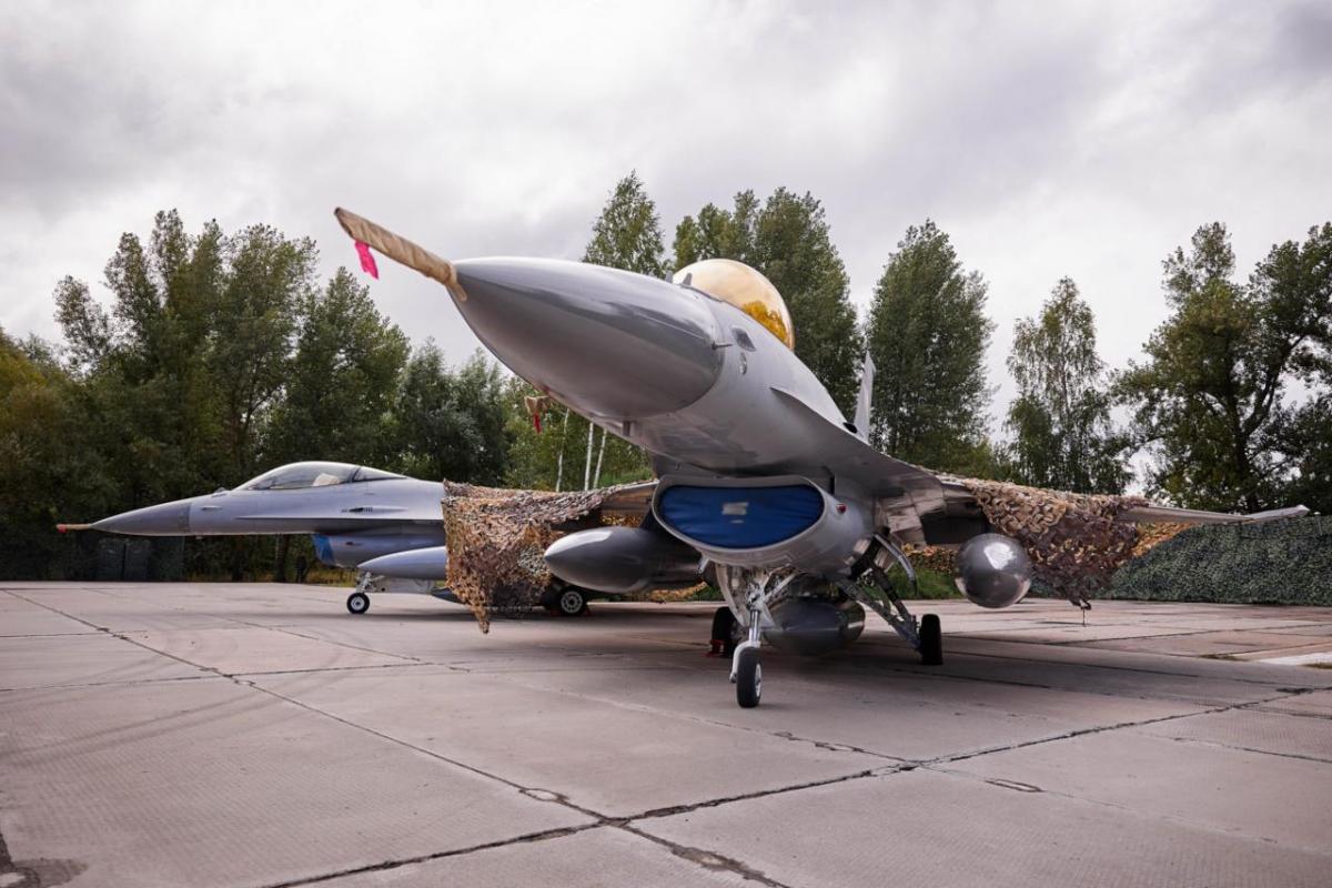 Украинские F-16 на земле чувствуют себя в большей безопасности, чем в небе / фото Zelenskiy Official Украинские F-16 на земле чувствуют себя в большей безопасности, чем в небе / фото Zelenskiy Official