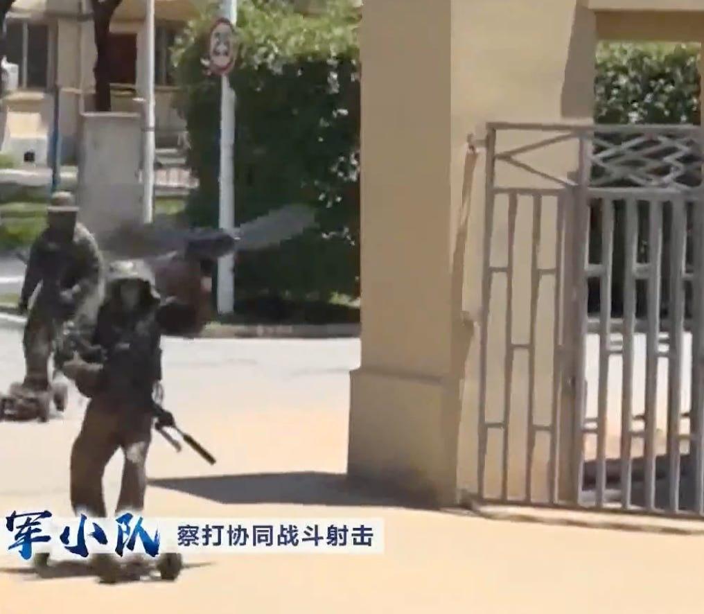Китайцы на скейтах / Screenshot/China Military Bugle (People's Liberation Army) Китайцы на скейтах / Screenshot/China Military Bugle (People's Liberation Army)