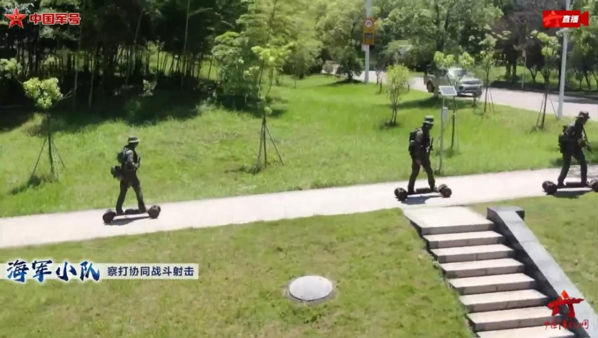 Китайцы на скейтбордах / Screenshot/China Military Bugle (People's Liberation Army) Китайцы на скейтбордах / Screenshot/China Military Bugle (People's Liberation Army)