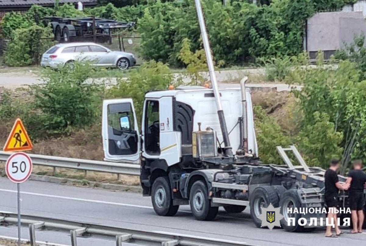 Рух автомобілів забезпечується у реверсному режимі / фото Нацполіції Рух автомобілів забезпечується у реверсному режимі / фото Нацполіції