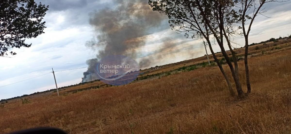 В Крыму пылает возле аэродрома "Октябрьское" / фото "Крымский ветер" В Крыму пылает возле аэродрома "Октябрьское" / фото "Крымский ветер"