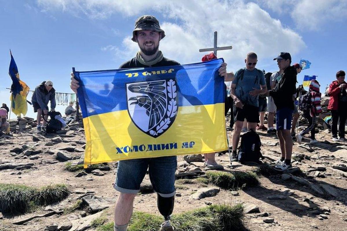 Військовий Михайло Бурдаков на Говерлі / фото Михайло Бурдаков Військовий Михайло Бурдаков на Говерлі / фото Михайло Бурдаков