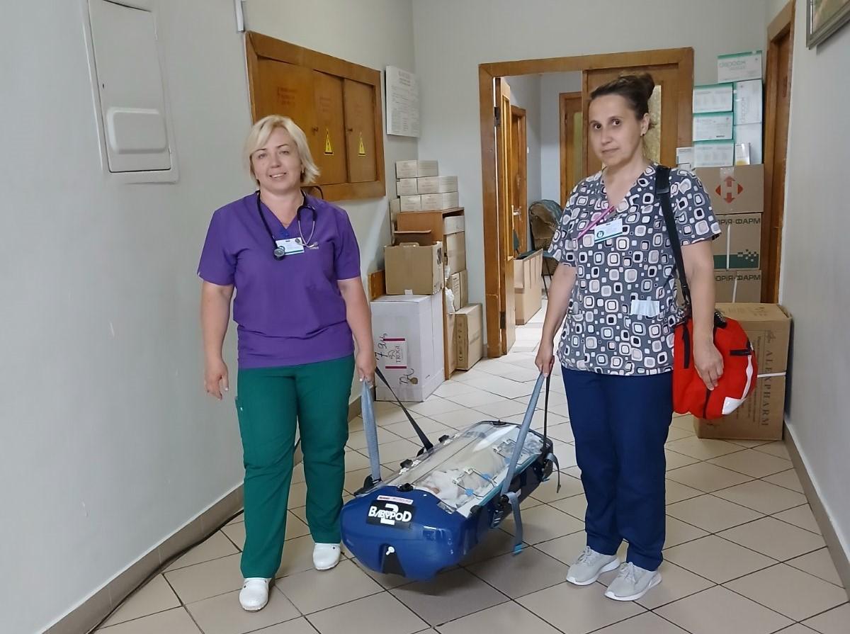Пані Наталія зі своєю донькою-"поспішайкою" в кювезі BabyPod2 Пані Наталія зі своєю донькою-"поспішайкою" в кювезі BabyPod2