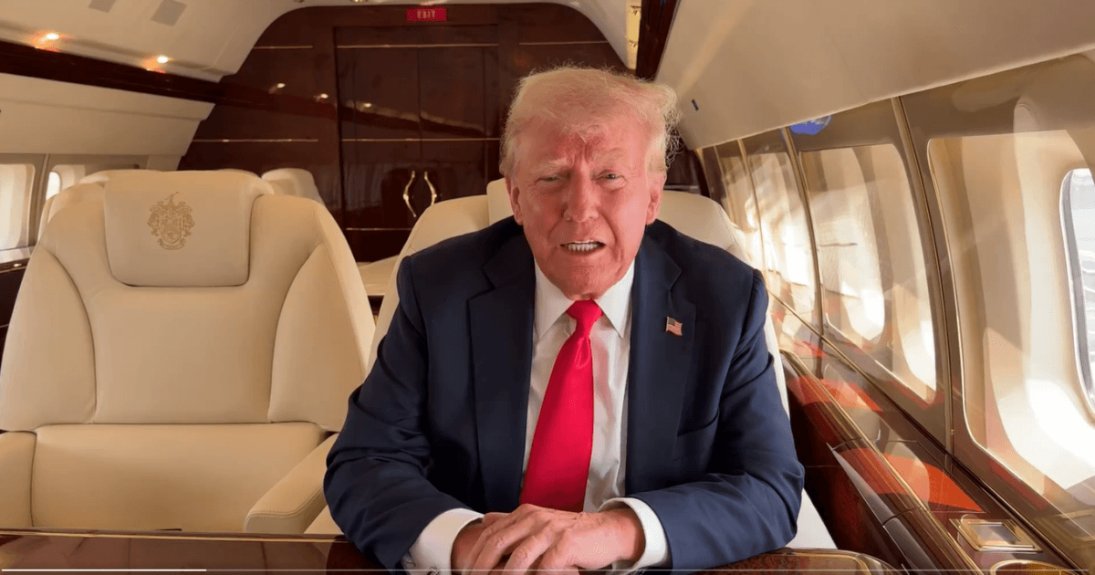 У літака Трампа виникли несподівані механічні неполадки / скріншот У літака Трампа виникли несподівані механічні неполадки / скріншот