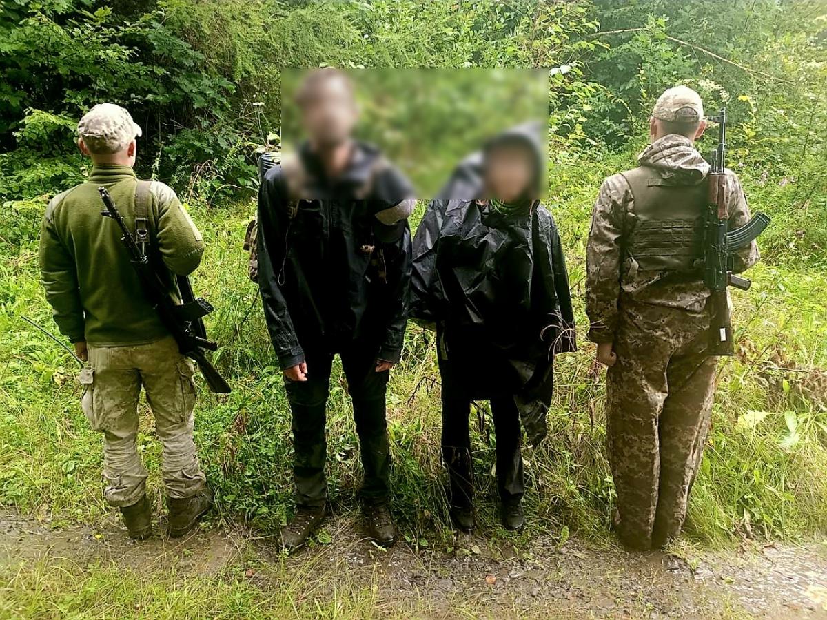 Иностранцев задержали и оказали им помощь / фото ГПСУ Иностранцев задержали и оказали им помощь / фото ГПСУ