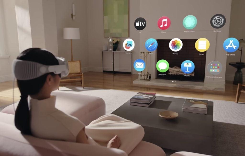 Apple готовит более дешевую версию шлема Vision Pro / фото Apple Apple готовит более дешевую версию шлема Vision Pro / фото Apple
