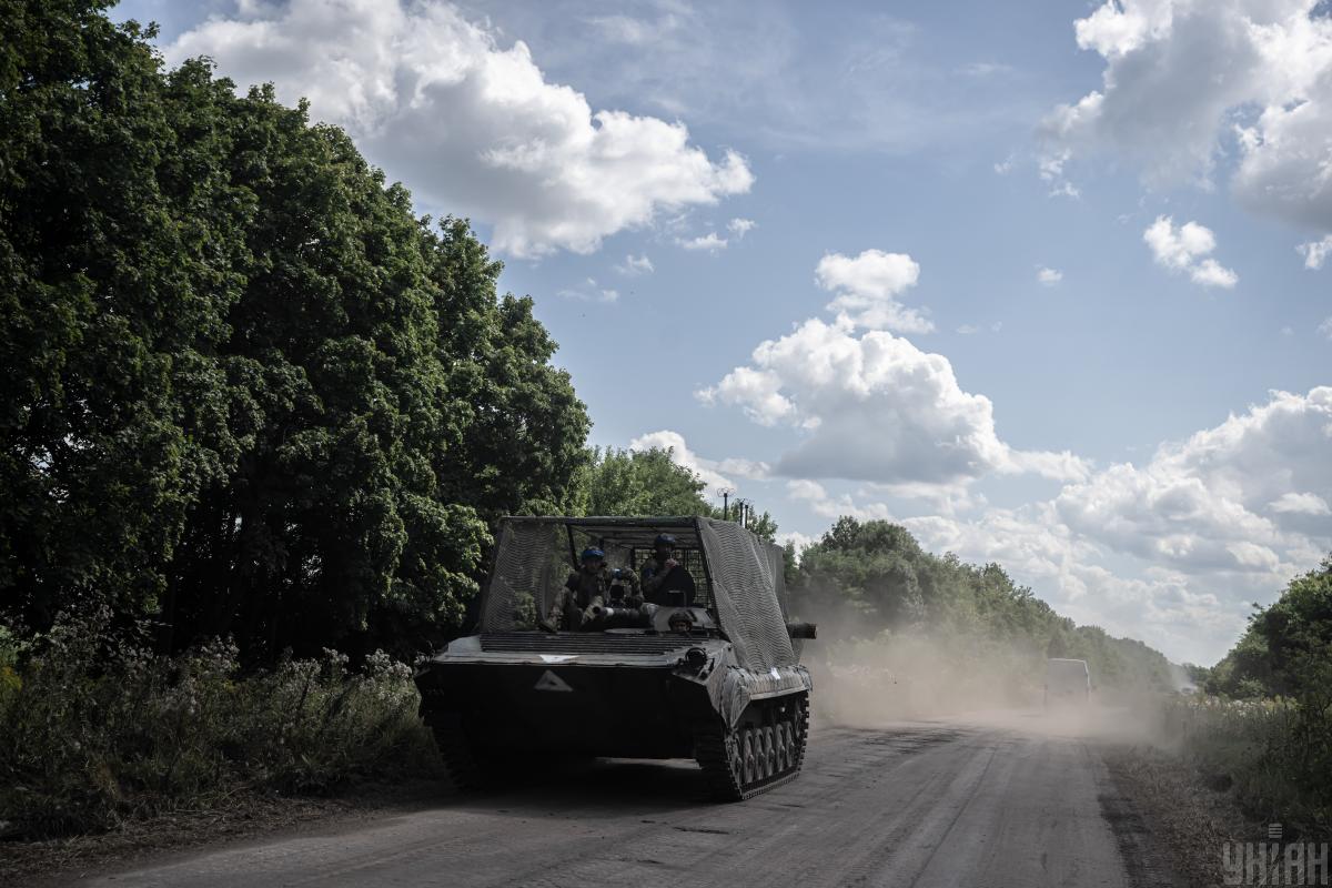 Украинские военные во время эвакуации гражданского населения в приграничных селах Сумской области / фото УНИАН, Ратинский Вячеслав Украинские военные во время эвакуации гражданского населения в приграничных селах Сумской области / фото УНИАН, Ратинский Вячеслав