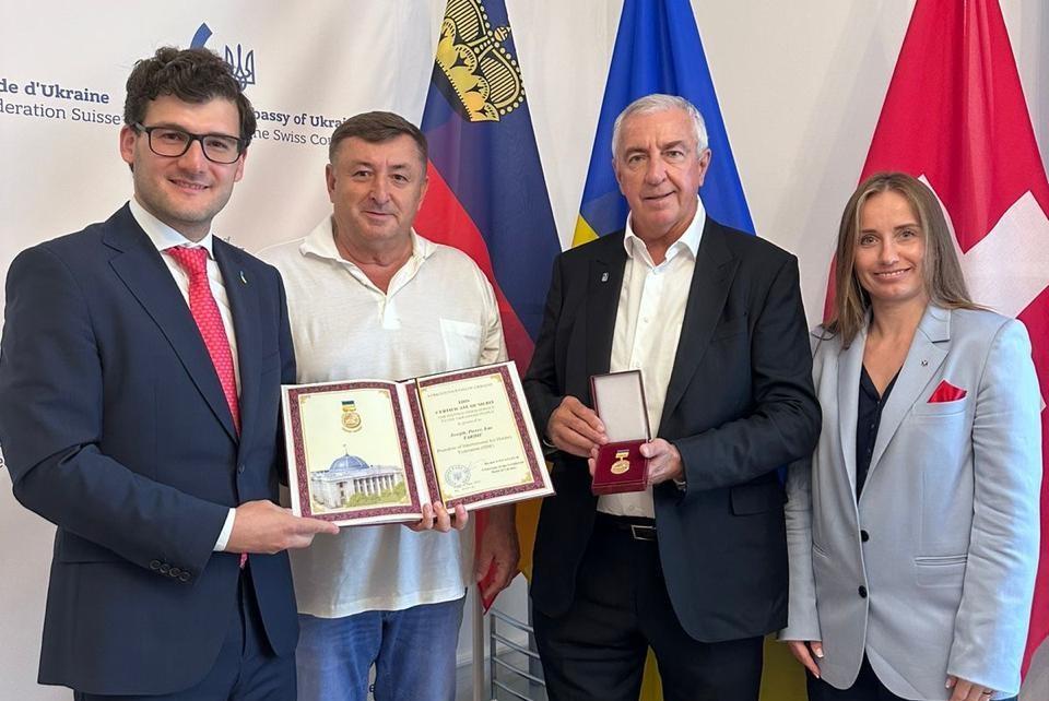 Президент Міжнародної федерації хокею отримав Почесну Грамоту Верховної Ради Президент Міжнародної федерації хокею отримав Почесну Грамоту Верховної Ради