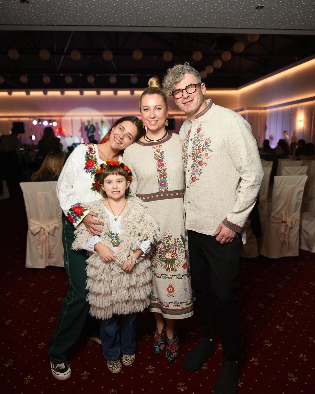 Тоня Матвиенко с дочерьми и мужем / Скриншот Instagram Тоня Матвиенко с дочерьми и мужем / Скриншот Instagram