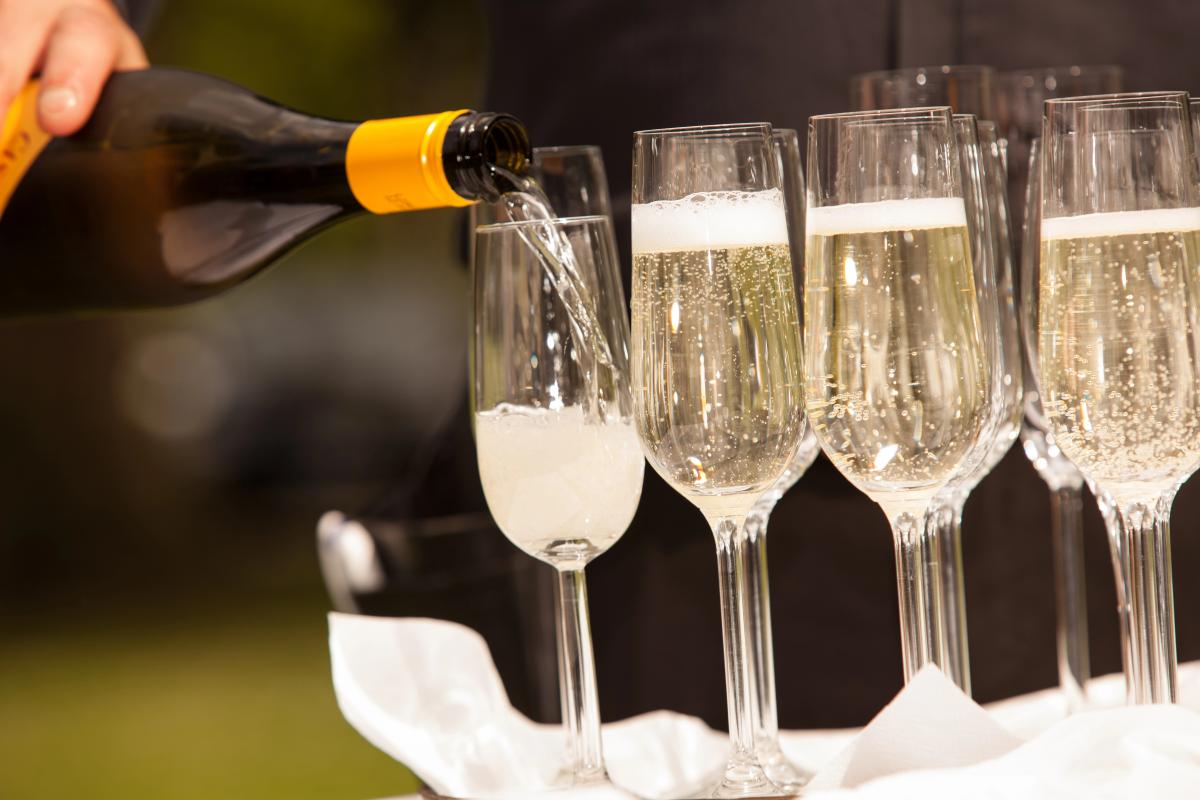 Трамп покусился на 'святое': Франция негодует из-за угроз в адрес шампанского