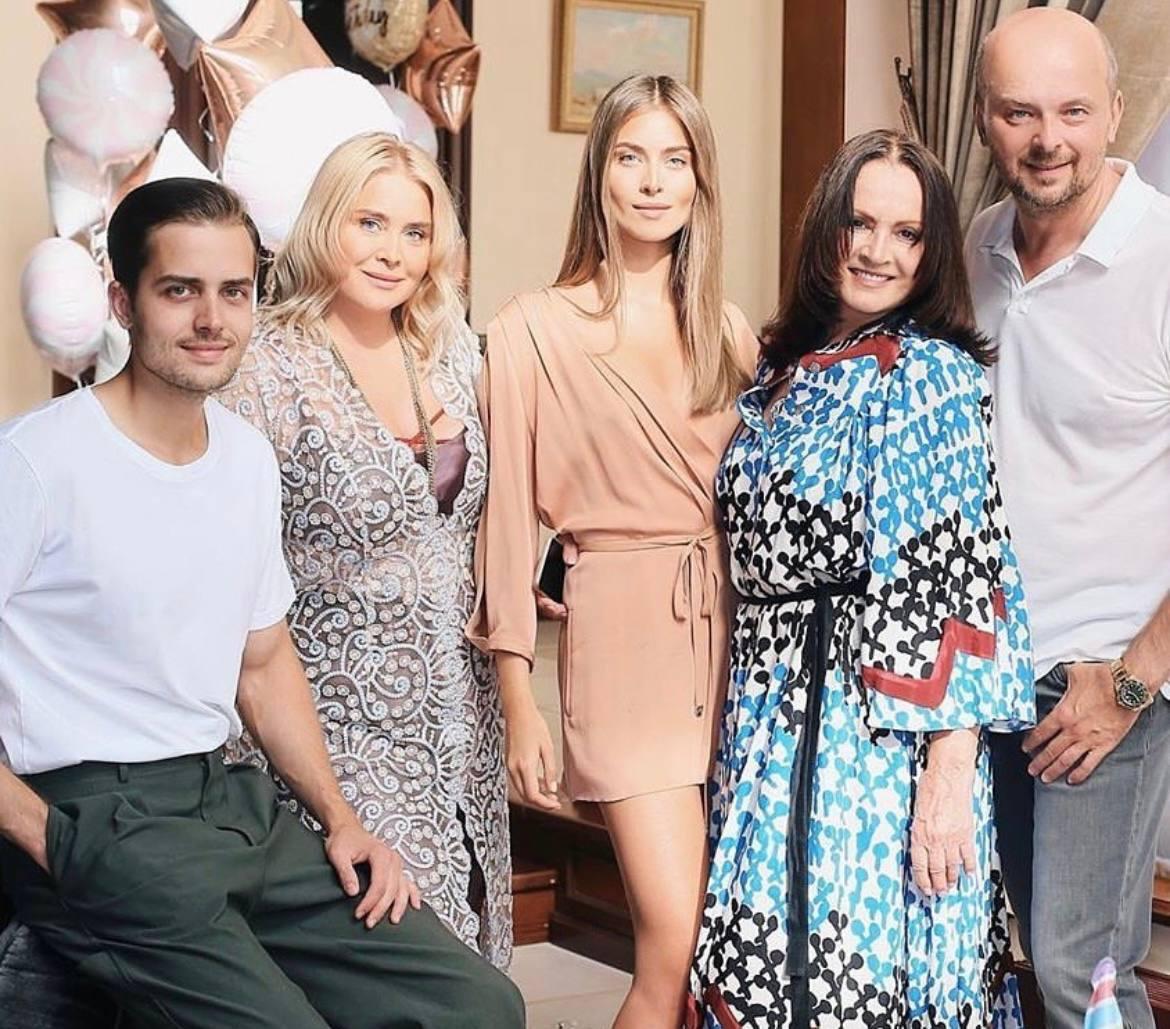 Софія Ротару з онуками, невісткою та сином / скріншот Instagram Софія Ротару з онуками, невісткою та сином / скріншот Instagram