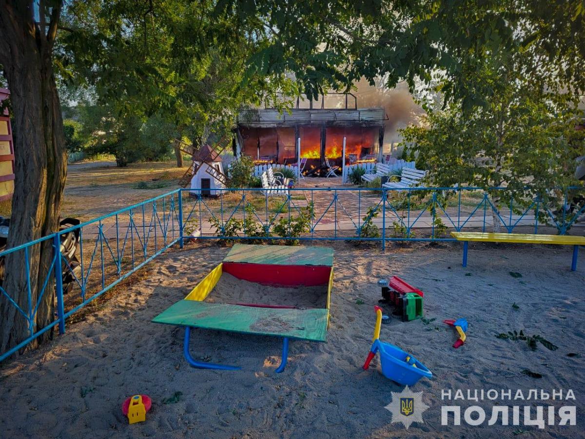 Российские захватчики ударили по детскому кафе в Запорожской области / фото Нацполиции Российские захватчики ударили по детскому кафе в Запорожской области / фото Нацполиции