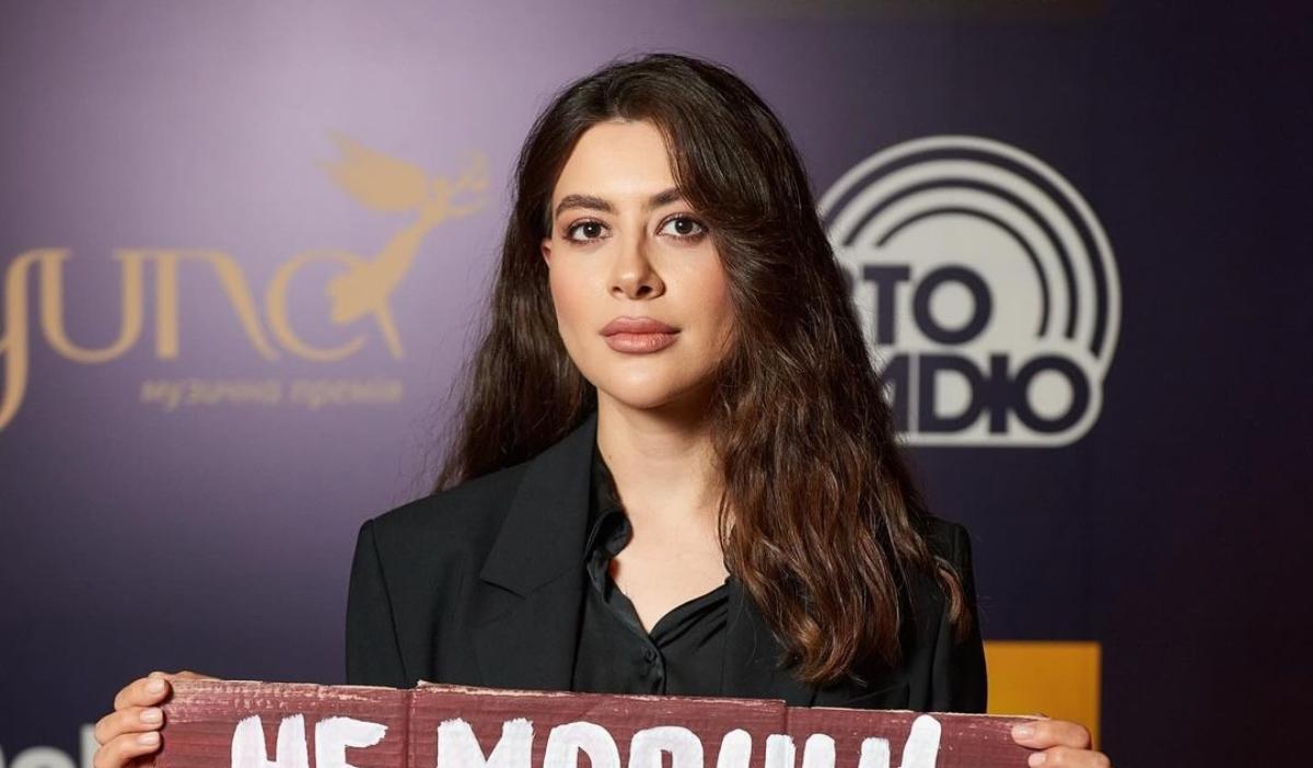 Раміна Есхакзай зробила коханому сюрприз і відвезла його до океану / Скріншот Instagram Раміна Есхакзай зробила коханому сюрприз і відвезла його до океану / Скріншот Instagram